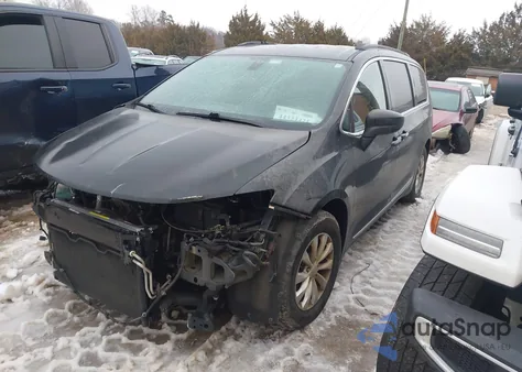 2017 Chrysler Pacifica Touring-L z USA, uszkodzony, nr VIN 2C4RC1BG9HR524022